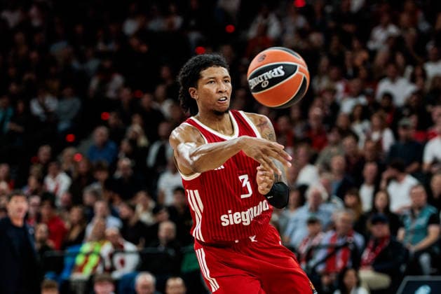 MUNICH, GERMANY - OCTOBER 08: Marjon Beauchamp (FC Bayern Muenchen, 3) controls the ball during the Turkish Airlines EuroLeague match between FC Bayern Muenchen vs. Virtus Bologna at SAP Garden on round 4 of Turkish Airlines EuroLeague on October 08, 2026 in Munich, Germany. Bavaria Germany Copyright: xSteffiexWunderlx