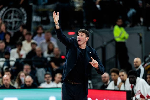 MUNICH, GERMANY - OCTOBER 08: Alex Mumbru (Head Coach Virtus Bologna) gestures during the Turkish Airlines EuroLeague match between FC Bayern Muenchen vs. Virtus Bologna at SAP Garden on round 4 of Turkish Airlines EuroLeague on October 08, 2026 in Munich, Germany. Bavaria Germany Copyright: xSteffiexWunderlx