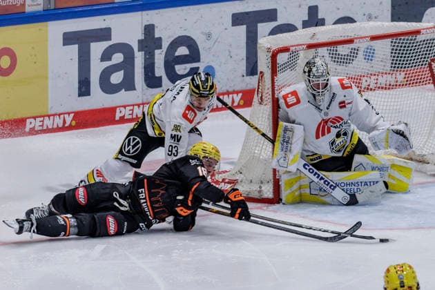 PEnny DEL: Löwen Frankfurt - Krefeld Pinguine, 08.10.2026 Eric Uba (Löwen Frankfurt 18) und Stuart Percy (Krefeld Pinguine 93) kämpfen um den Puck vor Felix Bick (Krefeld Pinguine 31), Löwen Frankfurt - Krefeld Pinguine, Frankfurt, NIX Eissporthalle, 8.10.2026 Copyright: xBEAUTIFULxSPORTS Gawlikx