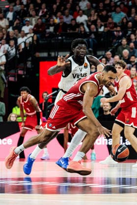MUNICH, GERMANY - OCTOBER 08: Johannes JT Thiemann (FC Bayern Muenchen, 32) controls the ball against Mouhamet Diouf (Virtus Bologna, 35) during the Turkish Airlines EuroLeague match between FC Bayern Muenchen vs. Virtus Bologna at SAP Garden on round 4 of Turkish Airlines EuroLeague on October 08, 2026 in Munich, Germany. Bavaria Germany Copyright: xSteffiexWunderlx