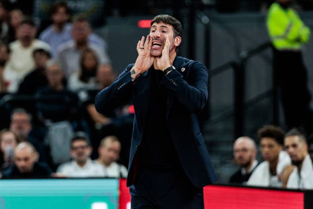 MUNICH, GERMANY - OCTOBER 08: Alex Mumbru (Head Coach Virtus Bologna) yelling during the Turkish Airlines EuroLeague match between FC Bayern Muenchen vs. Virtus Bologna at SAP Garden on round 4 of Turkish Airlines EuroLeague on October 08, 2026 in Munich, Germany. Bavaria Germany Copyright: xSteffiexWunderlx