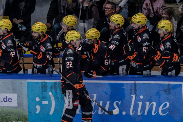 PEnny DEL: Löwen Frankfurt - Krefeld Pinguine, 08.10.2026 Timo Kose (Löwen Frankfurt 22) erzielte das Tor zum 1:0 und kaltscht mit seinen kolelgen ab, Löwen Frankfurt - Krefeld Pinguine, Frankfurt, NIX Eissporthalle, 8.10.2026 Copyright: xBEAUTIFULxSPORTS Gawlikx