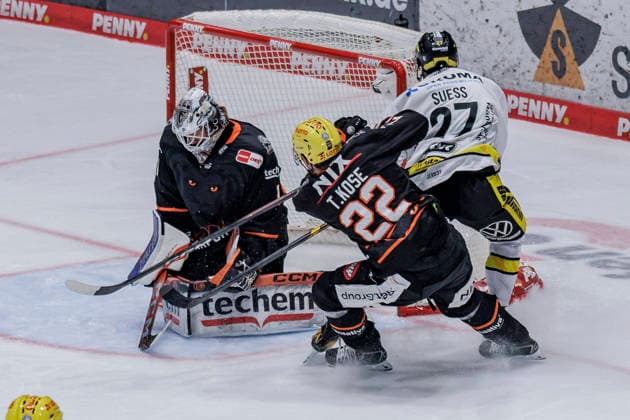 PEnny DEL: Löwen Frankfurt - Krefeld Pinguine, 08.10.2026 Nico Pertuch (Löwen Frankfurt 1) sichert den Puck vor Timo Kose (Löwen Frankfurt 22) und C.J. Suess (Krefeld Pinguine 27), Löwen Frankfurt - Krefeld Pinguine, Frankfurt, NIX Eissporthalle, 8.10.2026 Copyright: xBEAUTIFULxSPORTS Gawlikx