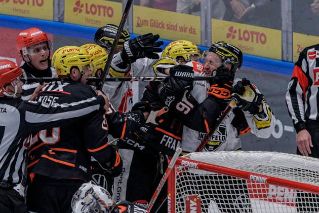 PEnny DEL: Löwen Frankfurt - Krefeld Pinguine, 08.10.2026 Austin Wagner (Löwen Frankfurt 91) und Max Newton (Krefeld Pinguine 37) kurz vor einem Kampf mit einer Meinungsverschiedenheit, Löwen Frankfurt - Krefeld Pinguine, Frankfurt, NIX Eissporthalle, 8.10.2026 Copyright: xBEAUTIFULxSPORTS Gawlikx