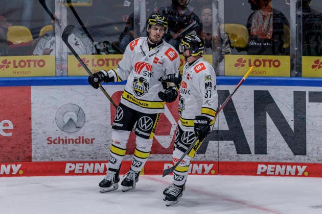PEnny DEL: Löwen Frankfurt - Krefeld Pinguine, 08.10.2026 Mathew Santos (Krefeld Pinguine 95) erzielte das Tor den Treffer zum 1:2 und feiert mit Max Newton (Krefeld Pinguine 37), Löwen Frankfurt - Krefeld Pinguine, Frankfurt, NIX Eissporthalle, 8.10.2026 Copyright: xBEAUTIFULxSPORTS Gawlikx
