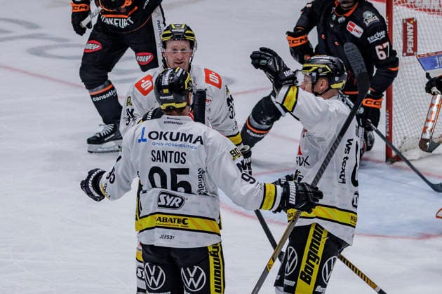 PEnny DEL: Löwen Frankfurt - Krefeld Pinguine, 08.10.2026 Mathew Santos (Krefeld Pinguine 95) und Philip Gogulla (Krefeld Pinguine 87) feiern das Tor zm 1:1 Ausgleich, Löwen Frankfurt - Krefeld Pinguine, Frankfurt, NIX Eissporthalle, 8.10.2026 Copyright: xBEAUTIFULxSPORTS Gawlikx