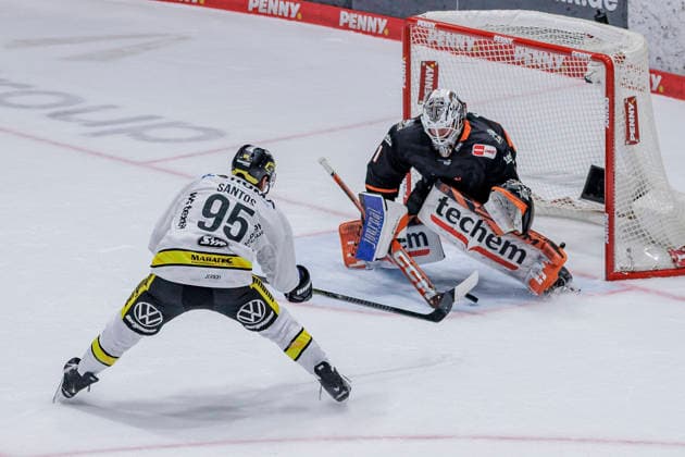 PEnny DEL: Löwen Frankfurt - Krefeld Pinguine, 08.10.2026 Mathew Santos (Krefeld Pinguine 95) erzielt das Tor zum 1:2 und lässt Nico Pertuch (Löwen Frankfurt 1) alt aussehen, Löwen Frankfurt - Krefeld Pinguine, Frankfurt, NIX Eissporthalle, 8.10.2026 Copyright: xBEAUTIFULxSPORTS Gawlikx