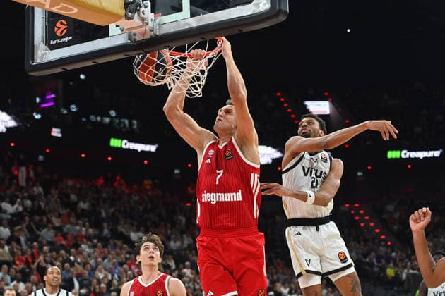 Johannes VOIGTMANN (FCB), Aktion,Zweikampf gegen Derrick Alston Jr. (Bologna). Basketball Euro League,Saison 2026 2027, FC Bayern Muenchen - Virtus Bologna am 08.10.2026 , S A P G A R D EN