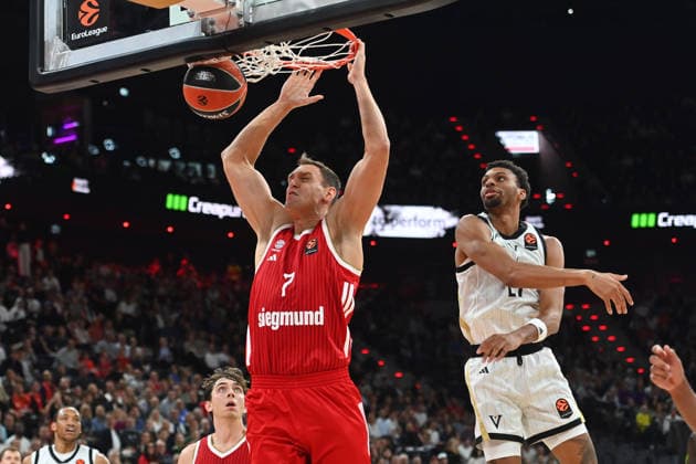 Johannes VOIGTMANN (FCB), Aktion,Zweikampf gegen Derrick Alston Jr. (Bologna). Basketball Euro League,Saison 2026 2027, FC Bayern Muenchen - Virtus Bologna am 08.10.2026 , S A P G A R D EN
