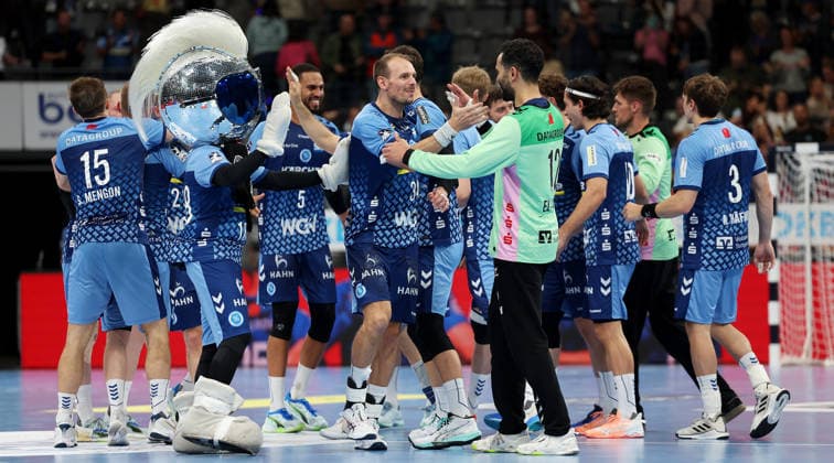2026.10.08 Deutschland, Stuttgart Handball TVB Stuttgart vs. HSG Wetzlar, die Stuttgarter freuen sich über den Sieg, v.l. Kai Häfner und Mohamed Essam Moustafa El-Tayar (TVB)