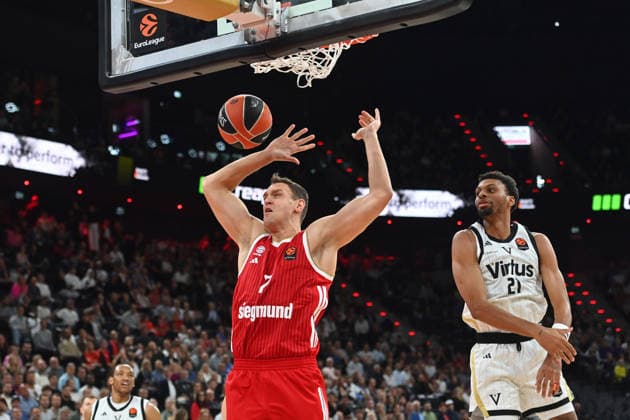 Johannes VOIGTMANN (FCB), Aktion,Zweikampf gegen Derrick Alston Jr. (Bologna). Basketball Euro League,Saison 2026 2027, FC Bayern Muenchen - Virtus Bologna am 08.10.2026 , S A P G A R D EN