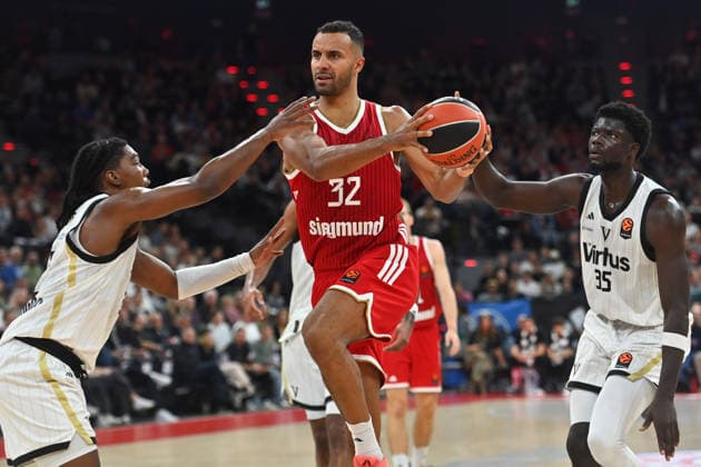 Johannes THIEMANN (FCB), Aktion,Zweikampf gegen Marcus Carr (Bologna). Mouhamet Diouf (re,Bologna). Basketball Euro League,Saison 2026 2027, FC Bayern Muenchen - Virtus Bologna am 08.10.2026 , S A P G A R D EN