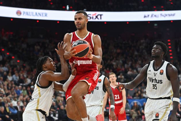 Johannes THIEMANN (FCB), Aktion,Zweikampf gegen Marcus Carr (Bologna). Mouhamet Diouf (re,Bologna). Basketball Euro League,Saison 2026 2027, FC Bayern Muenchen - Virtus Bologna am 08.10.2026 , S A P G A R D EN