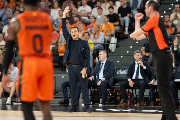 EuroLeague Round 4 match between Valencia Basket and Hapoel IBI Tel Aviv Dimitris Itoudis coach of Hapoel IBI Tel Aviv in action during the EuroLeague Round 4 match between Valencia Basket and Hapoel IBI Tel Aviv at Roig Arena, (Valencia ) on October 08, 2026. Copyright: xVicentexVidalxFernandezx