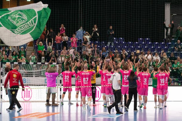 Handball, HBL2: SC DHfK Leipzig - TuS N-Lübbecke; 08.10.2026 Das Team des SC DHfK Leipzig jubelt unter wehender Fahne vor den Fans. Handball, 2. Bundesliga, Saison 2026 2027, 7. Spieltag: SC DHfK Leipzig vs. TuS N-Lübbecke am 08.10.2026 in der Quarterback Immobilien Arena Leipzig. Copyright: xBEAUTIFULxSPORTS JanxKaeferx