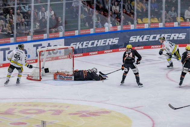 PEnny DEL: Löwen Frankfurt - Krefeld Pinguine, 08.10.2026 Philip Gogulla (Krefeld Pinguine 87) erzielte das Tor den Treffer zum1:4 und Nico Pertuch (Löwen Frankfurt 1) ist am Boden, der Puck im Tor und Mathew Santos (Krefeld Pinguine 95), Löwen Frankfurt - Krefeld Pinguine, Frankfurt, NIX Eissporthalle, 8.10.2026 Copyright: xBEAUTIFULxSPORTS Gawlikx