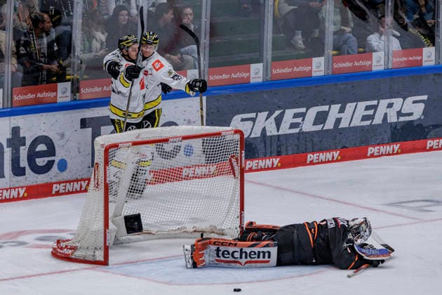 PEnny DEL: Löwen Frankfurt - Krefeld Pinguine, 08.10.2026 Mathew Santos (Krefeld Pinguine 95) und Philip Gogulla (Krefeld Pinguine 87) feiern das Tor zum 1:4 und Nico Pertuch (Löwen Frankfurt 1) liegt geschlage nam Boden, Löwen Frankfurt - Krefeld Pinguine, Frankfurt, NIX Eissporthalle, 8.10.2026 Copyright: xBEAUTIFULxSPORTS Gawlikx