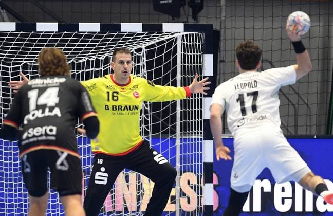 Noam Leopold (HBC Nantes 17) beim Wurf; Johannes Golla (MT Melsungen 14) (L), Nebojsa Simic (Torwart MT Melsungen 16) (hinten) , GER, MT Melsungen - HBC Nantes (FRA), Handball, Champions League Maenner, Group Matches, Saison 2026 2027, 08.10.2026, GER, MT Melsungen - HBC Nantes Handball, CL Maenner, Group Match, Saison 2026 2027, 08.10.2026 Kassel Copyright: xEibner-Pressefotox xRolandxSippelx EP_RSL