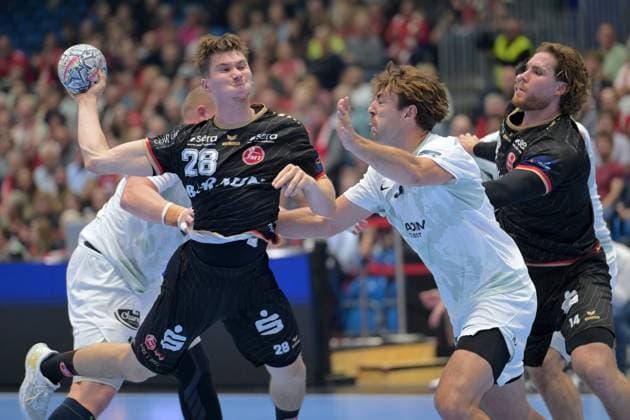 Luca Sigrist (MT Melsungen 28) beim Wurf; Thibaud Briet (HBC Nantes 3), Johannes Golla (MT Melsungen 14) (R) , GER, MT Melsungen - HBC Nantes (FRA), Handball, Champions League Maenner, Group Matches, Saison 2026 2027, 08.10.2026, GER, MT Melsungen - HBC Nantes Handball, CL Maenner, Group Match, Saison 2026 2027, 08.10.2026 Kassel Copyright: xEibner-Pressefotox xRolandxSippelx EP_RSL