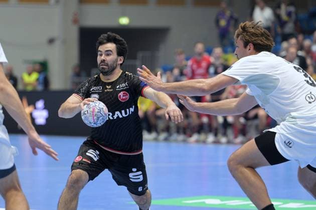 Erik Balenciaga (MT Melsungen 6) (am Ball), Thibaud Briet (HBC Nantes 3) (R) , GER, MT Melsungen - HBC Nantes (FRA), Handball, Champions League Maenner, Group Matches, Saison 2026 2027, 08.10.2026, GER, MT Melsungen - HBC Nantes Handball, CL Maenner, Group Match, Saison 2026 2027, 08.10.2026 Kassel Copyright: xEibner-Pressefotox xRolandxSippelx EP_RSL