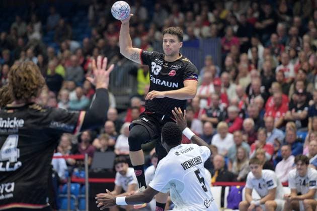 Aaron Mensing (MT Melsungen 33) (am Ball), Andre Wenkegheu Tchambou (HBC Nantes 5) (vorne) , GER, MT Melsungen - HBC Nantes (FRA), Handball, Champions League Maenner, Group Matches, Saison 2026 2027, 08.10.2026, GER, MT Melsungen - HBC Nantes Handball, CL Maenner, Group Match, Saison 2026 2027, 08.10.2026 Kassel Copyright: xEibner-Pressefotox xRolandxSippelx EP_RSL