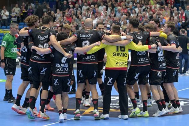 Jubel, Freude nach dem Sieg; Nebojsa Simic (Torwart MT Melsungen 16, Johannes Golla (MT Melsungen 14) (L), Reynir Thor Stefansson (MT Melsungen 19) (R) , GER, MT Melsungen - HBC Nantes (FRA), Handball, Champions League Maenner, Group Matches, Saison 2026 2027, 08.10.2026, GER, MT Melsungen - HBC Nantes Handball, CL Maenner, Group Match, Saison 2026 2027, 08.10.2026 Kassel Copyright: xEibner-Pressefotox xRolandxSippelx EP_RSL
