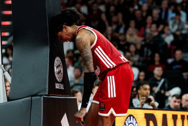 MUNICH, GERMANY - OCTOBER 08: Marjon Beauchamp (FC Bayern Muenchen, 3) frustrated, head against the basket, during the Turkish Airlines EuroLeague match between FC Bayern Muenchen vs. Virtus Bologna at SAP Garden on round 4 of Turkish Airlines EuroLeague on October 08, 2026 in Munich, Germany. Bavaria Germany Copyright: xSteffiexWunderlx