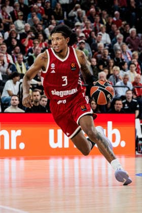 MUNICH, GERMANY - OCTOBER 08: Marjon Beauchamp (FC Bayern Muenchen, 3) controls the ball during the Turkish Airlines EuroLeague match between FC Bayern Muenchen vs. Virtus Bologna at SAP Garden on round 4 of Turkish Airlines EuroLeague on October 08, 2026 in Munich, Germany. Bavaria Germany Copyright: xSteffiexWunderlx