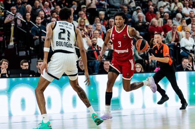MUNICH, GERMANY - OCTOBER 08: Marjon Beauchamp (FC Bayern Muenchen, 3) controls the ball against Derrick Alston Jr. (Virtus Bologna, 21) during the Turkish Airlines EuroLeague match between FC Bayern Muenchen vs. Virtus Bologna at SAP Garden on round 4 of Turkish Airlines EuroLeague on October 08, 2026 in Munich, Germany. Bavaria Germany Copyright: xSteffiexWunderlx