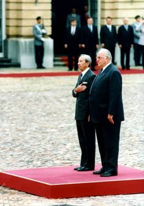 Bundeskanzler Helmut Kohl (GER, re.) und Außenminister Warren Christopher (USA) beim Empfang vor der Verabschiedung der westlichen alliierten Streitkräfte