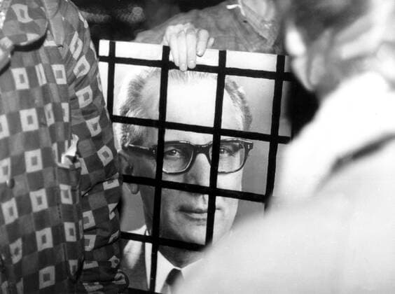 Honnecker hinter Gittern - erste offiziell genehmigte Protestkundgebung der DDR ; Alexanderplatz (Mitte)
