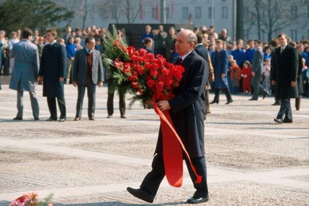 Staatschef Michail Gorbatschow (URS, Mitte) bei einer Kranzniederlegung am Ernst-Thälmann-Denkmal in der Greifswalder Straße