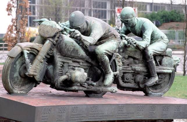 Avus-Denkmal an der ehemaligen Nordkurve der Avus Rennstrecke