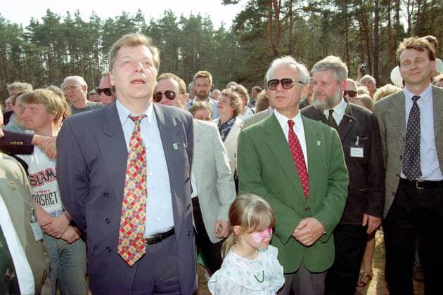 Brandenburgs Ministerpräsident Manfred Stolpe (SPD, re., GER) und der Regierender Bürgermeister von Berlin Eberhard Diepgen (li., CDU, GER) anläßlich der Grundsteinlegung des Wildparks Schorfheide