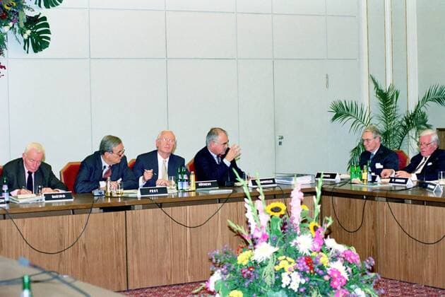 V.l.n.r.: Prof. Dr. Arnulf Baring (Historiker), Prof. Dr. Joachim Fest (Publizist), Prof. Dr. Bernd Rüthers (Rektor Universität Konstanz), Dr. Peter Gauweiler (CSU, Staatsminister a.D.), Dr. Karl-Heinz Wessel (Präsident des Bundesverbandes deutscher Banken), Dr. Helmut Schmidt (SPD, Bundeskanzler a.D.)