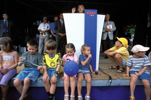 CDU-Parteivorsitzende Angela Merkel (GER), hinter dem Stehpult, spricht während ihrer Sommertour 2001 in Ratingen