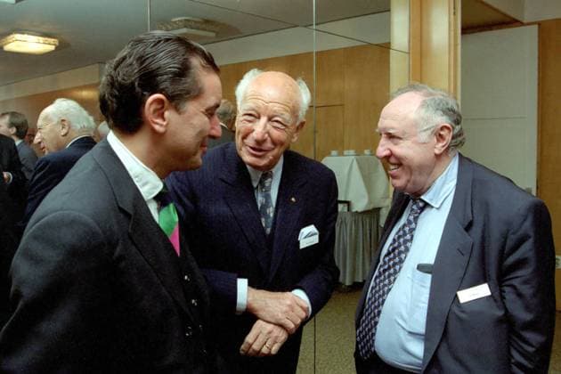 Walter Scheel (Mitte, FDP, Bundespräsident a.D.) und Ignatz Bubis (re., Vorsitzender Zentralrat der Juden) im Gespräch