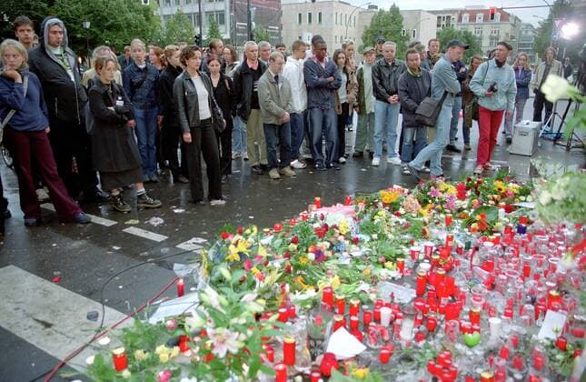 20 Jahre Anschläge vom 11. September: Weltweite Anteilnahme Menschenmassen trauern vor der US-amerikanischen Botschaft