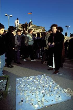 Berühmte Feministinnen, Margaret Atwood Schriftstellerin Margaret Atwood (CAN) kauft einen Bruchstein der Berliner Mauer