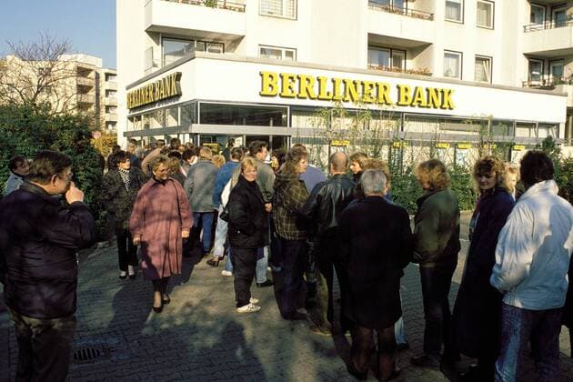 Begrüßungsgeldauszahlung - Menschenschlange vor der Berliner Bank