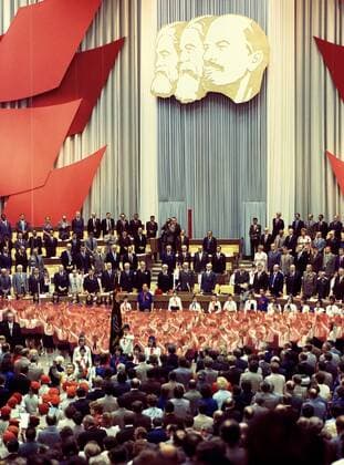 IX. Parteitags der SED im Palast der Republik - Jung- und Thälmannpioniere bilden ein überdimensionales Halstuch