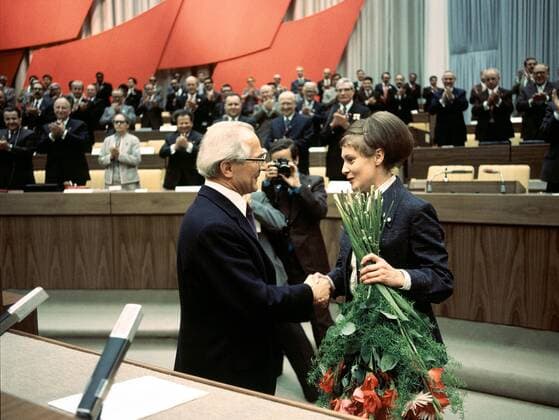 Staatsratsvorsitzender Erich Honecker (DDR) auf dem IX. Parteitag der SED im Palast der Republik nimmt Glückwünsche entgegen
