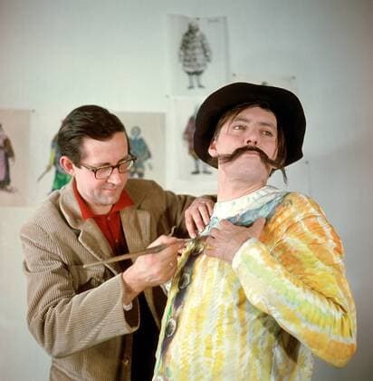 Schauspieler Rolf Ludwig (re., GDR) wird von Maler Harald Metzkes (beide GDR) das Kostüm bemalt