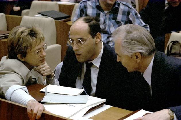 Gregor Gysi (Mitte, GDR, DDR, PDS) und Hans Modrow (rechts, GDR, DDR, PDS) während der Debatte zum Einheitsvertrag