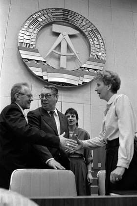 DDR-Volkskammer stimmt über Einigungsvertrag ab, 30. Jahrestag am 20. September Sabine Bergmann-Pohl (rechts, GDR, DDR, CDU), Volkskammerpräsidentin, während der Debatte zum Einheitsvertrag