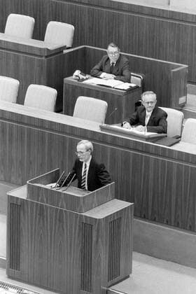 Lothar de Maiziere (GDR, DDR, CDU), Ministerpräsident, am Rednerpult auf der konstituierenden Sitzung