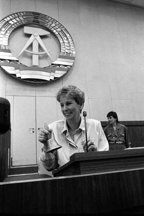 Sabine Bergmann-Pohl (Mitte, GDR, DDR, CDU), neu gewählte Volkskammerpräsidentin, auf der konstituierenden Sitzung der Volkskammer