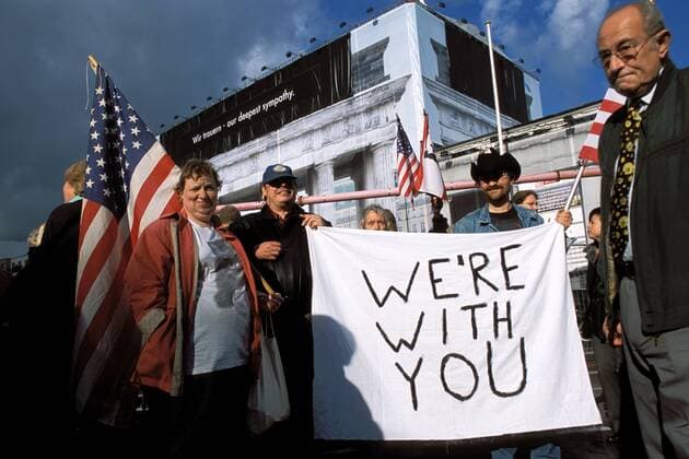 20 Jahre Anschläge vom 11. September: Weltweite Anteilnahme Trauermarsch zur Großkundgebung am Brandenburger Tor