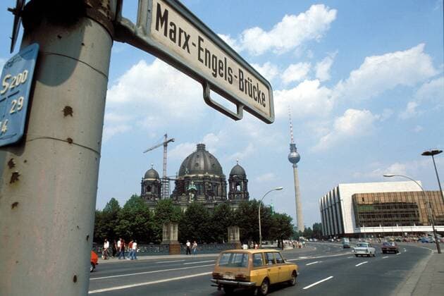 Berliner Straßenschild Marx Engels Brücke