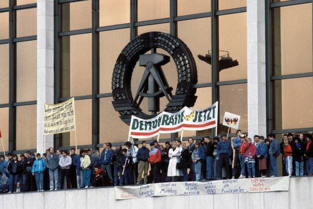 Plakate vor Palast der Republik